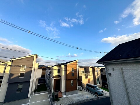 住宅の外観と周辺の建物