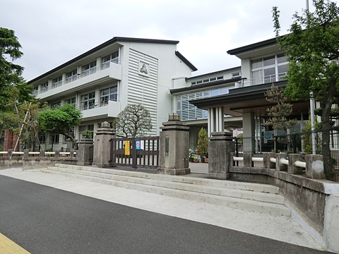 秦野市立本町小学校　距離約640m