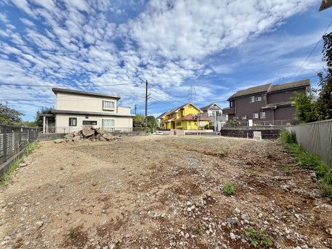 建築中の戸建て用地と周辺住宅