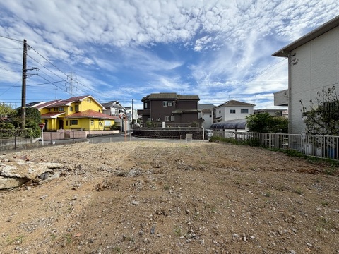 建物周辺の砂利敷きの敷地と周辺住宅