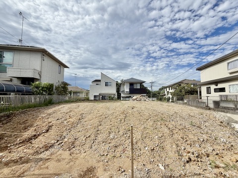 建築中の住宅用地周囲に住宅が立ち並ぶ
