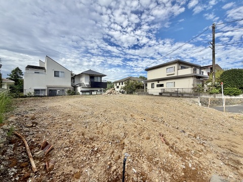 住宅に囲まれた更地の敷地