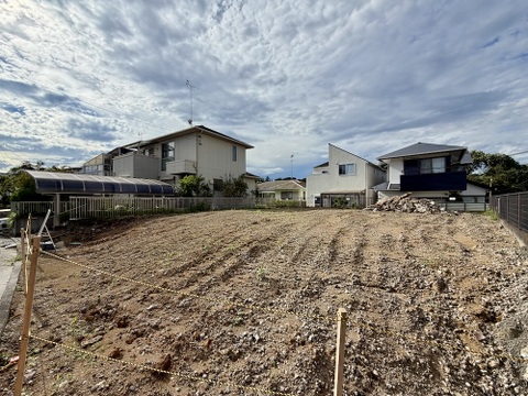 造成中の敷地と周辺の住宅