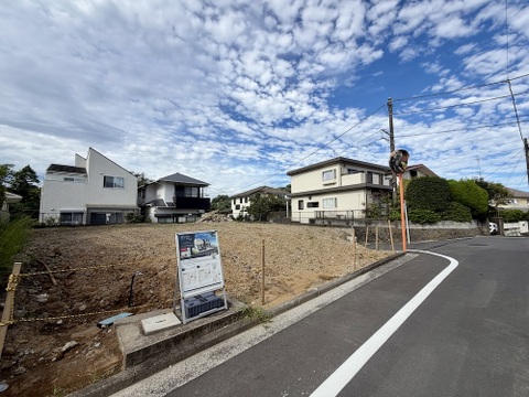 建築中の戸建てと前面道路の様子