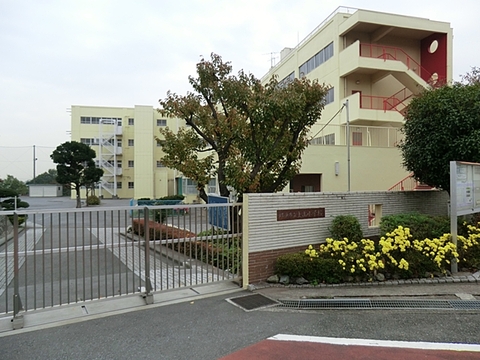 横浜市立上山小学校　距離約350m