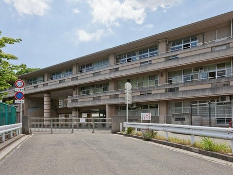 横浜市立中山中学校　距離約1200m