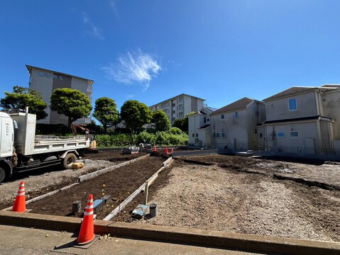 建築中の住宅用地周囲に住宅が見える