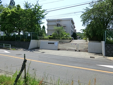 多摩市立和田中学校　距離約600m