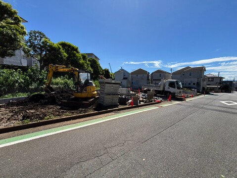 住宅街の道路と沿道の住宅