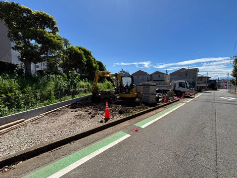 線路沿いの道路と周辺の建物
