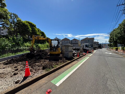 道路沿いの工事現場と周辺の街並み