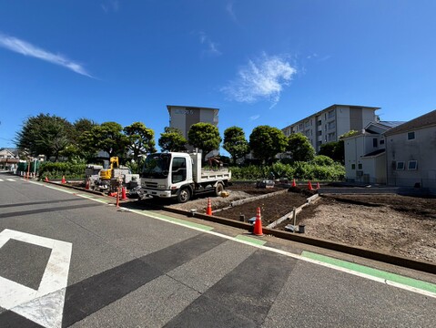 道路沿いの住宅外観と前面の敷地