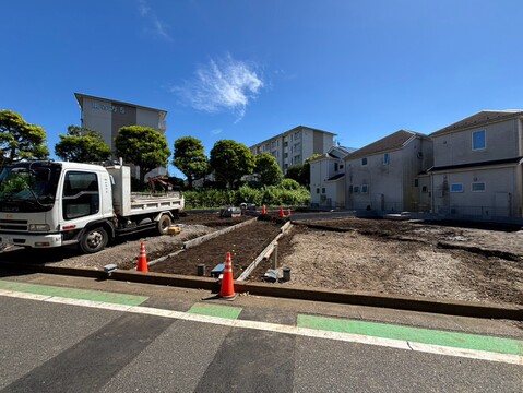 建築中の戸建て用地と前面道路