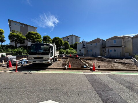 前面道路から見た戸建て住宅の外観