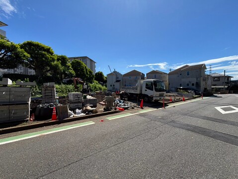 建物や住宅が並ぶ前面道路の様子