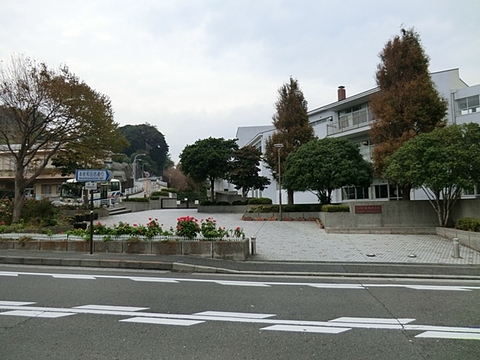 横浜市立本牧中学校　距離約1300m