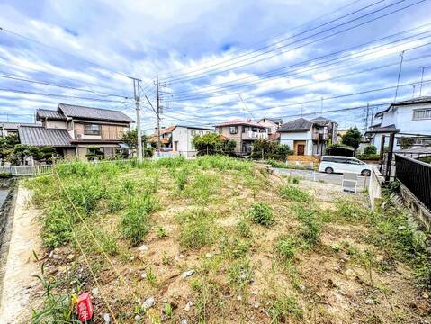周囲に住宅がある更地の敷地