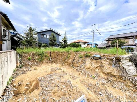 建築前の更地と周辺の住宅