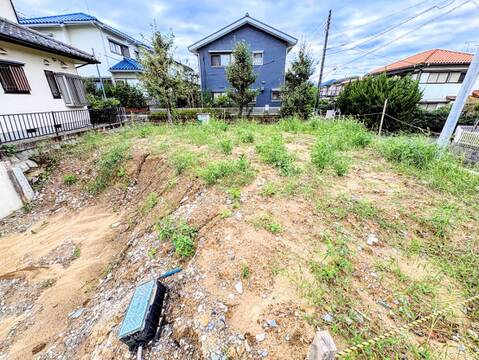 建物に囲まれた未整地の敷地