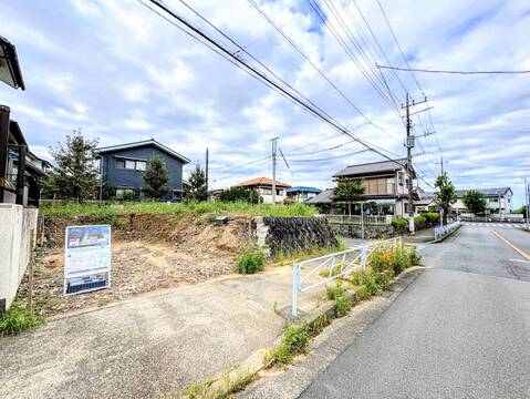 住宅街の道路沿いにある戸建て住宅