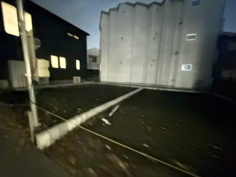 夜間の建物外観と舗装された敷地