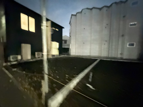建物外観と前面道路の様子