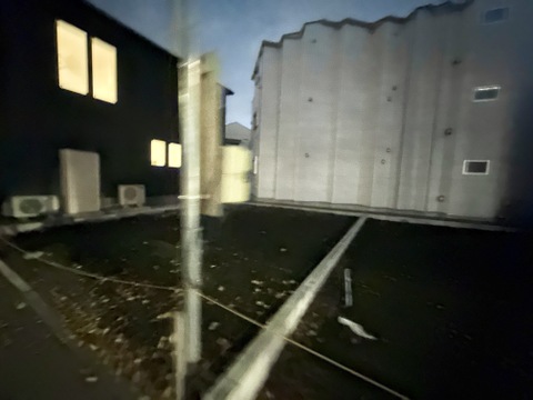 夜間の建物周辺にある駐車スペース