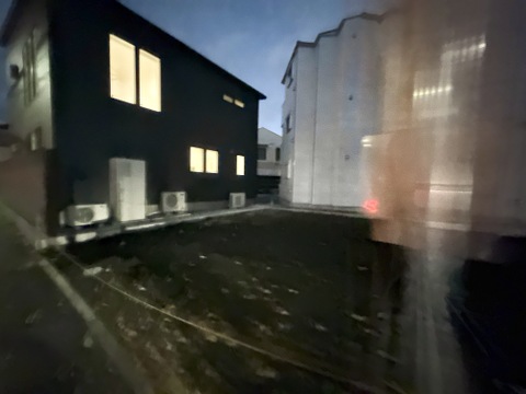 夜間の建物外観と周辺の道路