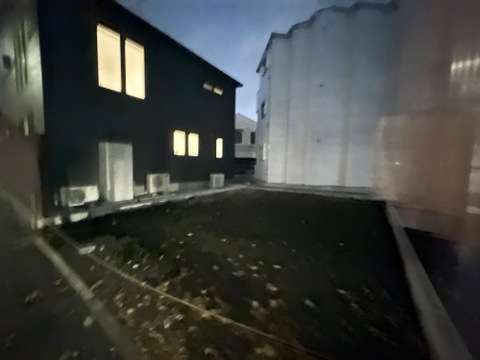 建物脇の舗装された通路と周辺の建物