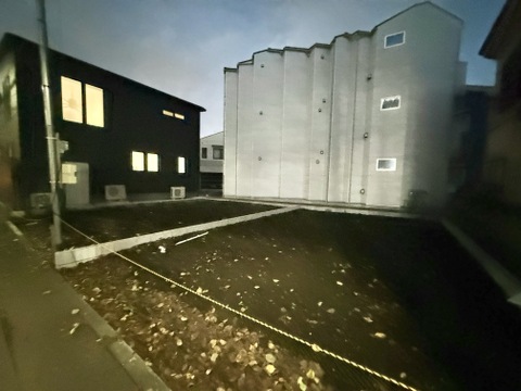 建物に囲まれた敷地内の屋外スペース