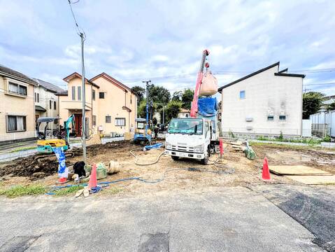 建築中の戸建てと前面道路の様子