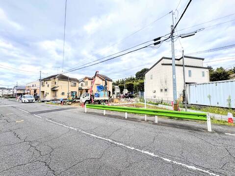 建築中の戸建てと前面道路の様子