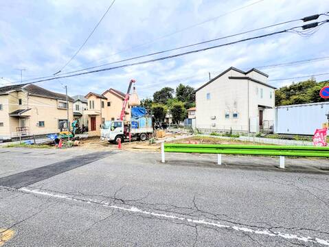 建築中の戸建てと前面道路の様子