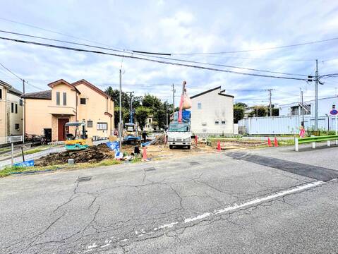建築中の戸建てと前面道路の様子