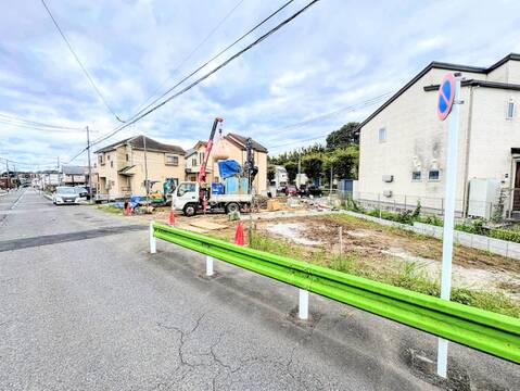 建築中の戸建てと前面道路の様子