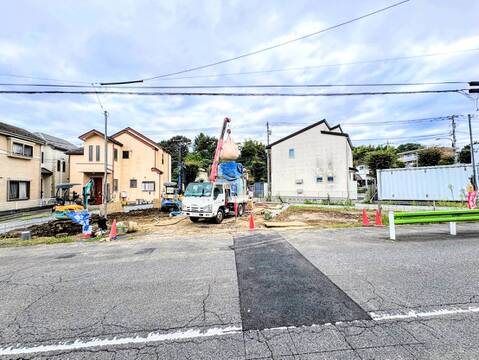 建築中の戸建てと前面道路の様子
