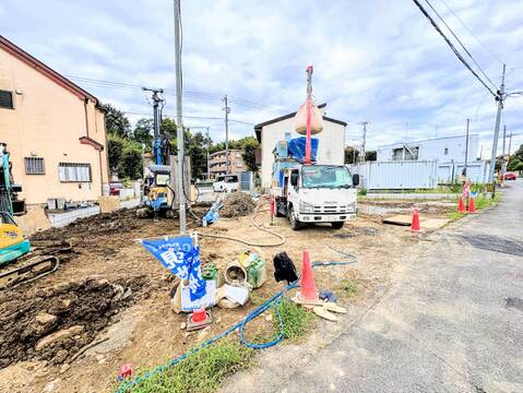 建築中の戸建てと前面道路の様子