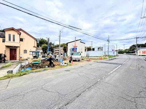 建築中の戸建てと前面道路の様子