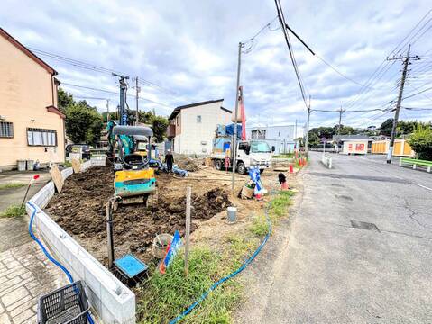 建築中の戸建てと前面道路の様子