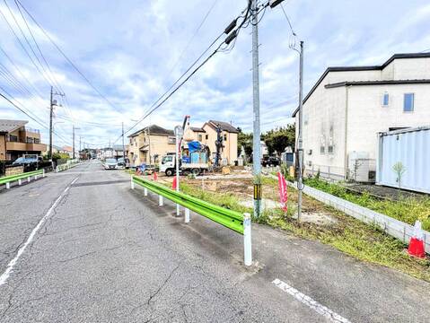 建築中の戸建てと前面道路の様子