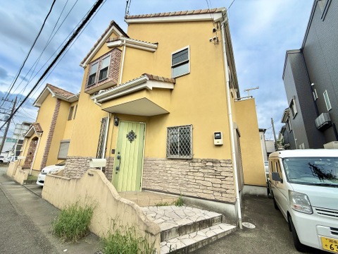 外観：黄色い外壁の2階建て住宅