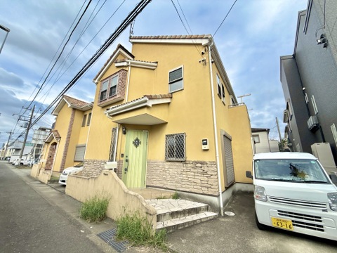 道路沿いに建つ2階建て住宅の外観