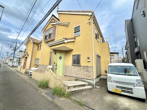 戸建て住宅の外観と前面道路