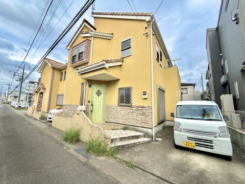 戸建て住宅の外観と前面道路
