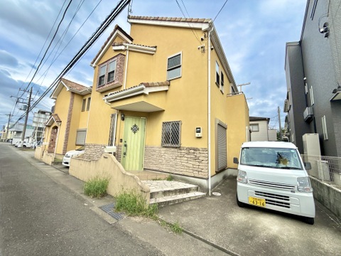 外観と前面道路、駐車スペースの様子