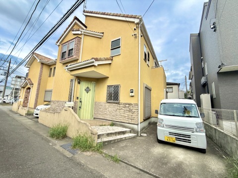 戸建て住宅の外観と前面道路
