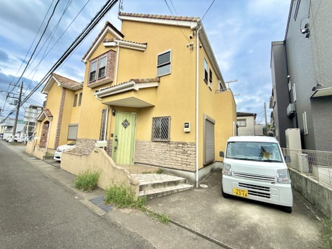 戸建て住宅の外観と前面道路