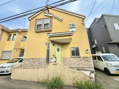 戸建て住宅の外観前面に駐車スペースあり