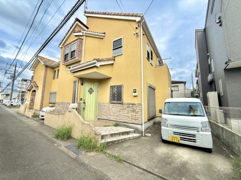 戸建て住宅の外観と前面道路