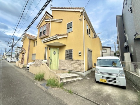 戸建て住宅の外観と前面道路